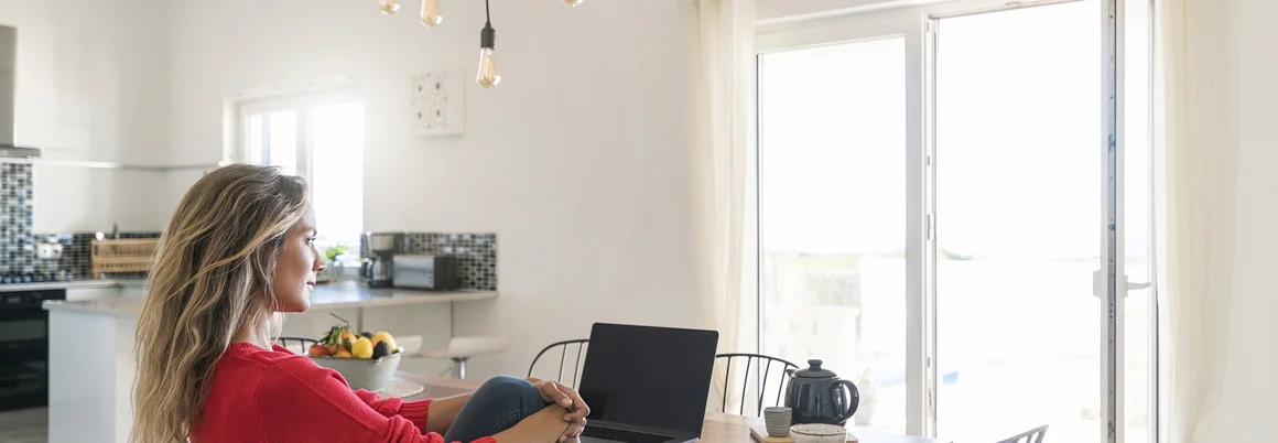 Frau sitzt am Esstisch